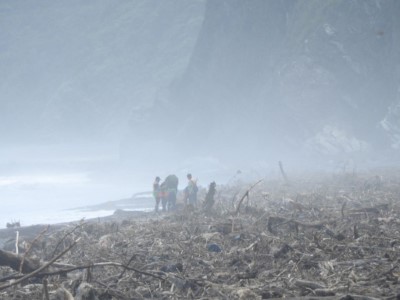 海葵颱風過後 林業保育署宜蘭分署提醒民眾 宜蘭縣境內海灘尚未開放撿拾漂流木 (3)